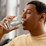 Beber água: Saiba quantos litros consumir durante o dia