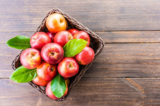 O ácido málico pode ser encontrado em maçãs